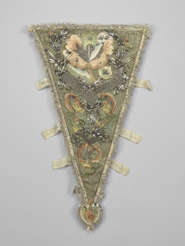 Driehoekig borststuk van lichtgroene zijde, versierd met zilvergaas waarop bloemenappliques van veelkleurige chenille by anonymous