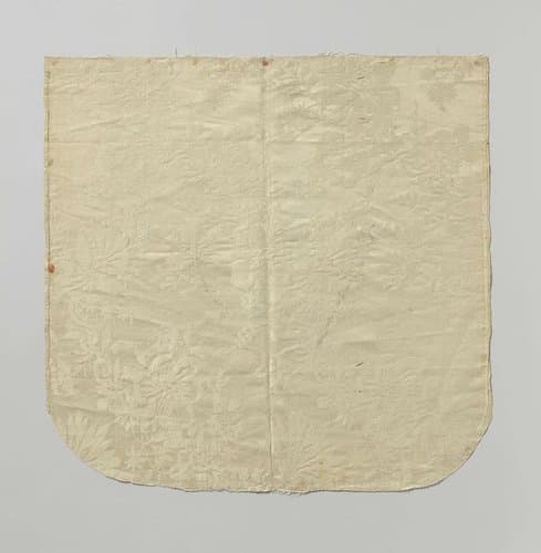 Fragment witte zijdedamast met patroon van bloemranken en tuilen by anonymous