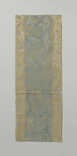 Fragment van wit met blauw gestreepte zijdelampas met patroon van stengels met bladeren waarin granaatappels zijn gevat en kleinere bloemtakken by James Leman