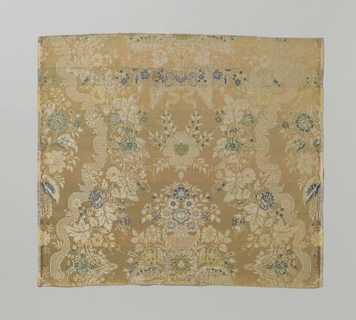 Fragment veelkleurig zijdesatijn met op zalmkleurig fond een patroon van bloemen en bloemtuilen by anonymous