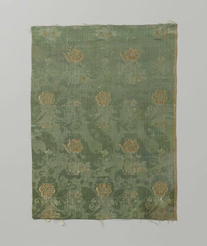 Fragment zijdesatijn met bloemen op een groene grond by anonymous