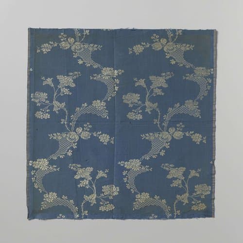Fragment blauwe gebrocheerde zijde met een wit patroon by anonymous
