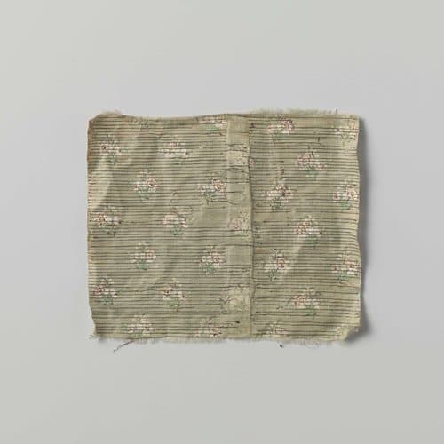 Fragment van een zijdeweefsel, met opdruk by Unknown Artist