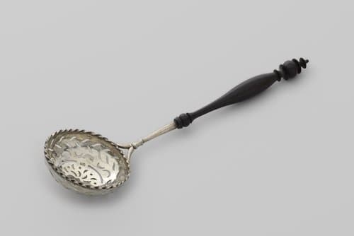 Suikerstrooilepel met ronde opengewerkte bak met gedraaide, gekartelde rand by Johan Hendrik Schmidt