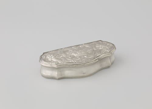 Tabaksdoos met op het deksel een gedreven hoorn van overvloed en een bloemenmand tussen ornamenten by Pieter de Koo