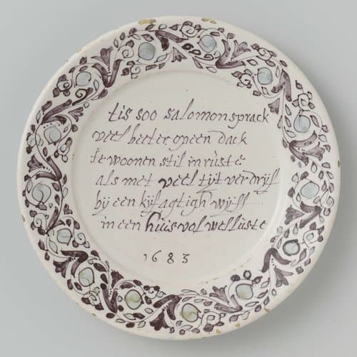 Bord met het opschrift: t is soo salomon sprack/ veel beter op een dack/ te woonen stil in ruste/ als met veel tijt verdrijf/ bij een kijfagtigh wijff/ in een huis vol welluste by anonymous