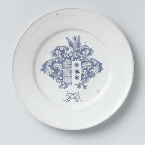 Bord van faience met wapenschild by anonymous