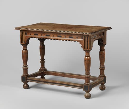 Tafel met vaasvormige poten by anonymous