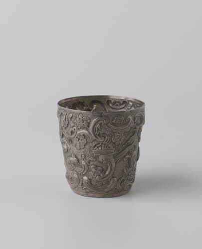Kroes van zilver met gedreven decoratie van bloemen en vogels by anonymous