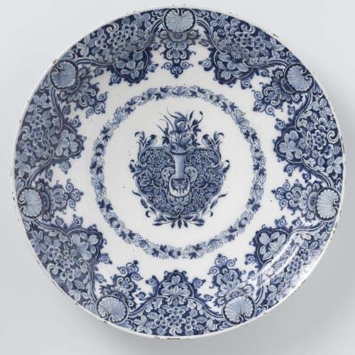 Blauw beschilderde schotel van faience by anonymous