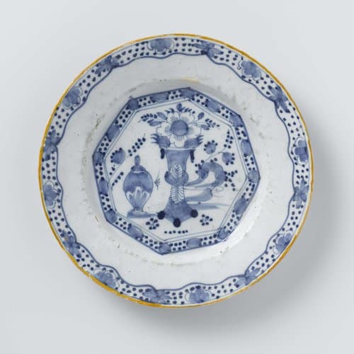 Bord van faience by anonymous