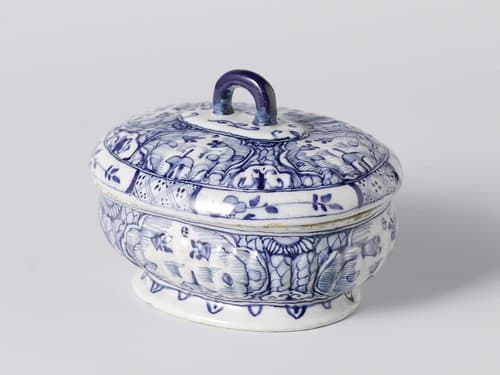 Zeepbakje met deksel van faience by anonymous