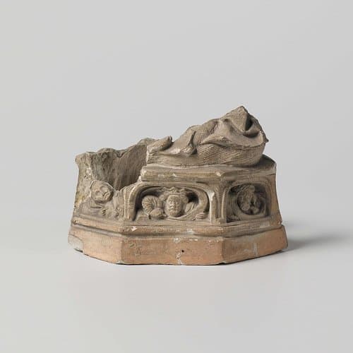 Zeskantig voetstuk van pijpaarde, fragment van een beeldje by anonymous