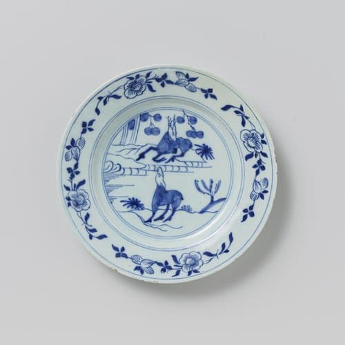 Bord van faience met hert by anonymous