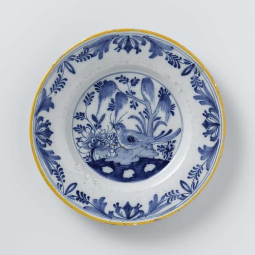 Bord van faience by anonymous