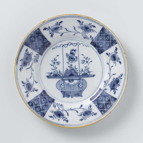 Bord van faience by 't Fortuyn