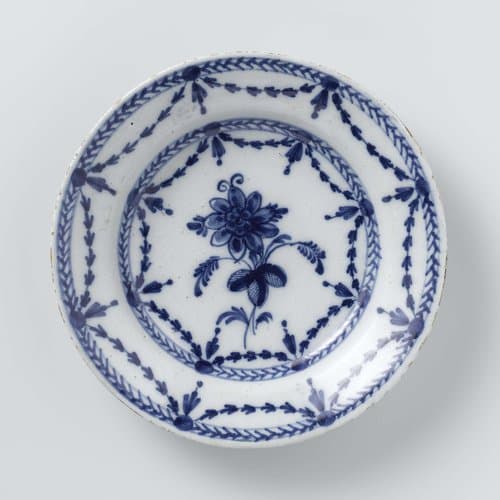 Bord van fainece met bloem en guirlandes by anonymous