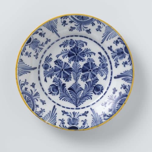 Bord van faience by anonymous