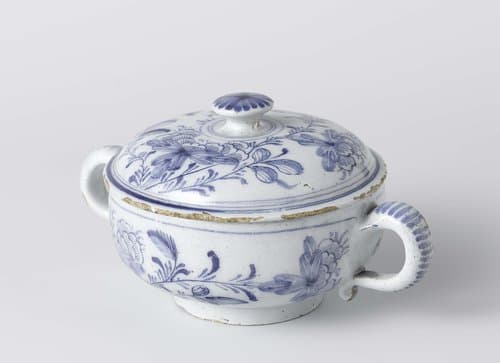 Boterpot met deksel van faience met blauwe bloemen by anonymous