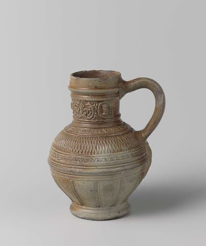 Kruik met medaillons, bladranken en kerfsnede by anonymous