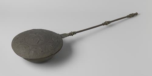 Beddenpan met wapenschild tussen twee leeuwen by anonymous