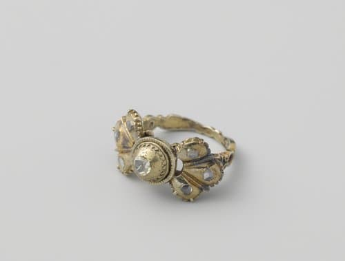 Ring van verguld zilver bezet met zeven diamanten by anonymous