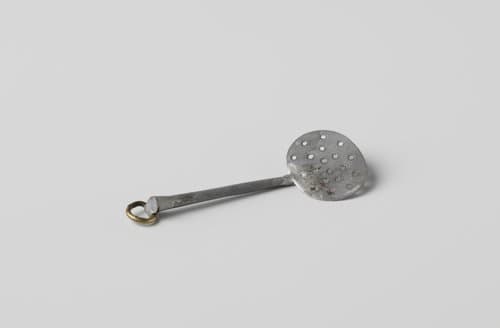 Schuimspaan met ovaal blad en steel met ring by anonymous