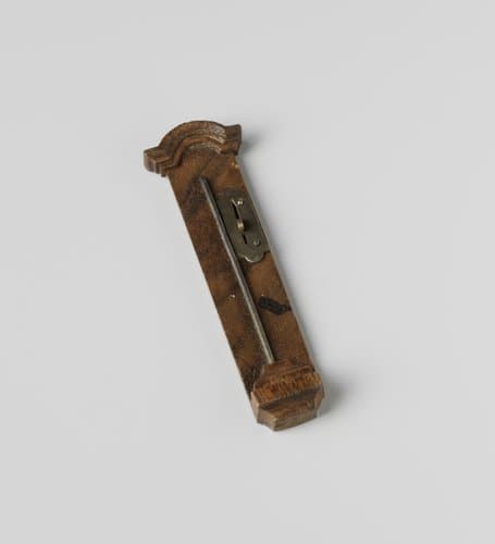 Barometer in een langwerpige kast met gebogen kap by anonymous