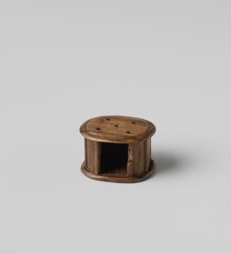 Stoof, ovaal, met in de bovenzijde vijf gaten by anonymous
