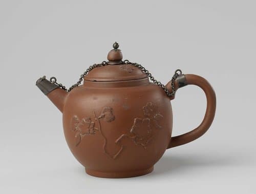 Theepot van rood steengoed, met aan het deksel een ketting van zilver by Ary Jansz. de Milde