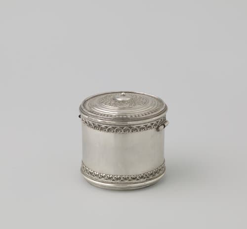 Pyxis, cilindervormig met plat deksel, gedreven met leliemotieven. Rand deksel en bodem versierd met opengewerkte fleurons by anonymous