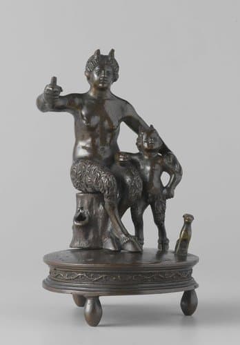 Satyrwijfje met jonge Satyr, kandelaar by Andrea Briosco