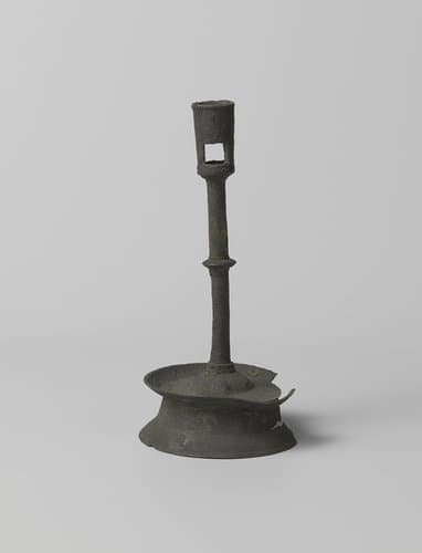 Kandelaar met lange stam en kaarsenhouder by anonymous