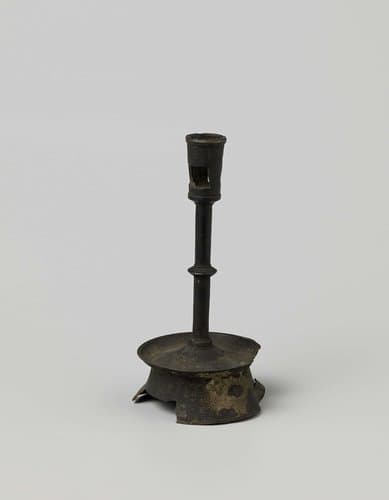 Kandelaar met ronde voet en stam met één knoop by anonymous