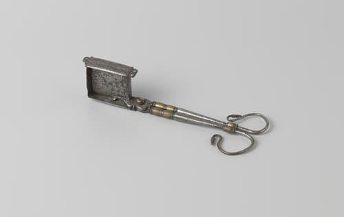 Snuiter van ijzer met koperen band by Unknown Artist
