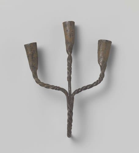 Driearmig fragment van een hang- of wandkandelaar by anonymous