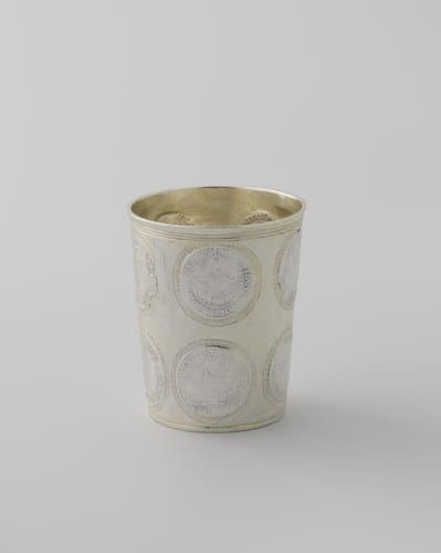 Beker van zilver waarin elf munten zijn gesoldeerd. by anonymous