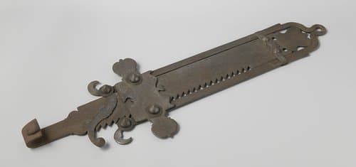Schoorsteen- of vuurhaak met ingegraveerde zon by anonymous
