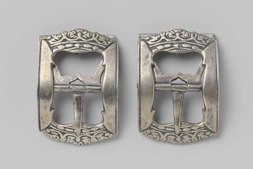 Schoengesp van zilver, waarvan de zijkanten de vorm van een kroon hebben, in vlak reliëf by anonymous