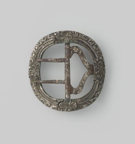 Schoengesp, ovaal, versierd met vier bloemen en bladwerk(?) by anonymous