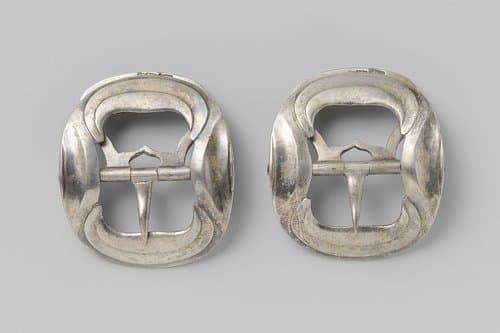 Schoengesp van zilver met ondulerende decoratie in reliëf by anonymous