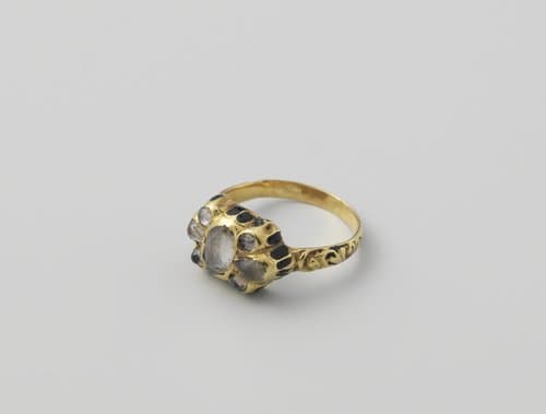 Ring van goud versierd met zwart email en zeven imitatiediamanten by anonymous