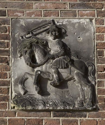 Gevelsteen met trompetter te paard by Unknown Artist