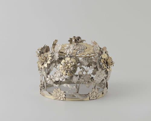Meesterkroon, samengesteld uit gedreven, gedeeltelijk vergulde bloemen by Christoph J.O. Beck