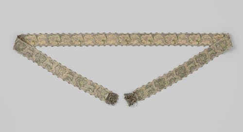 Ceintuur, bruidslint (?), van goud- en zilverdraad en zijde; op een zilverkleurige ondergrond is een zich herhalen patroon aangebracht, in roze, groen en goud, in de vorm van een bloem met blad by anonymous