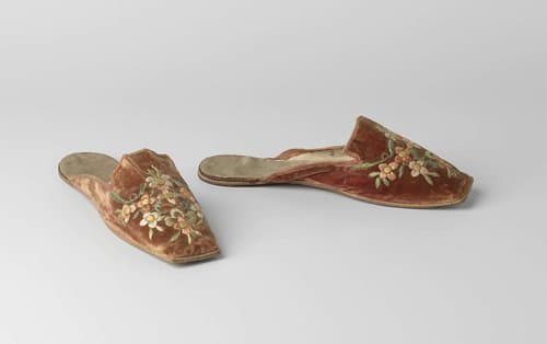 Muiltje van rood fluweel, geborduurd met veelkleurige bloemen by anonymous