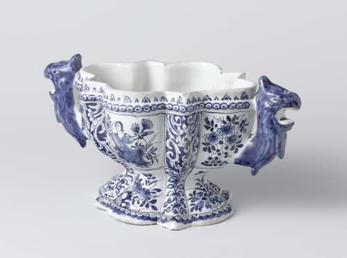 onderstuk van een bloemhouder van faience by De Metaale Pot
