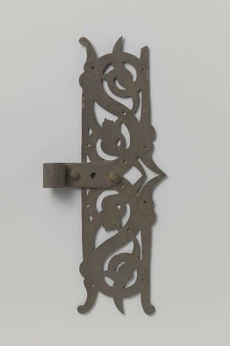 Hengsel van vertind ijzer met rankmotieven by anonymous