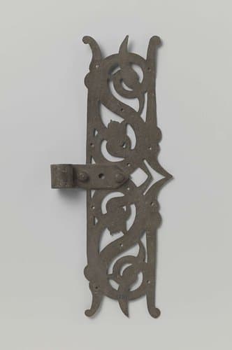 Hengsel van vertind ijzer met rankmotieven by anonymous