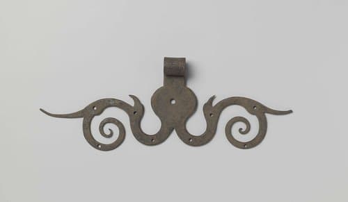 Hengsel van vertind ijzer met rankmotieven by anonymous